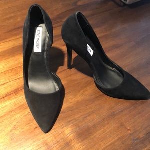 Steve Madden Suede Black Pumps (heels)